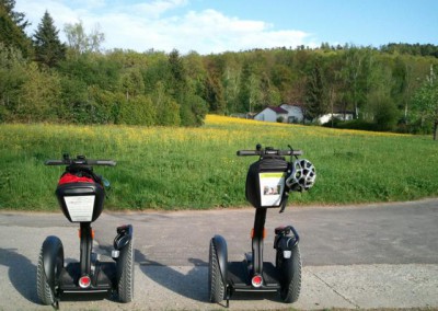 SEGWAYs vor einer Frühlingswiese während der Pause