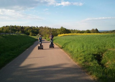 Paar auf SEGWAYs kurz vor Kohlberg