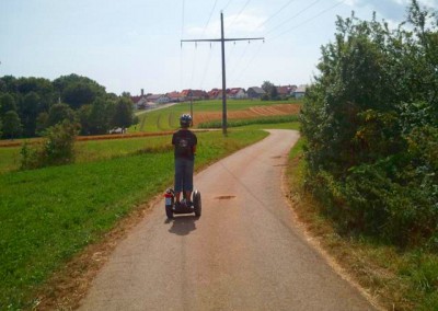 SEGWAY Fahrer auf dem Radweg entlang dem Haidengraben