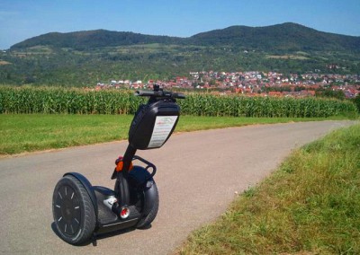 SEGWAY auf dem Kirschgenweg mit Blick auf Dettingen sowie dem Jusi und Sattelbogen im Hintergrund