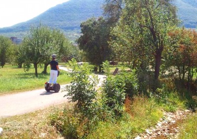 SEGWAY Fahrerin auf dem Radweg nach Dettingen