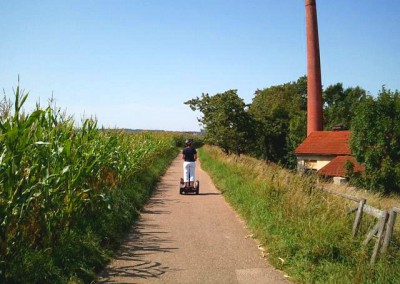 SEGWAY Fahrerin auf dem Radweg zurück nach Metzingen