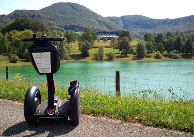 SEGWAY vor dem unteren Staubecken bei Glems und Stauseehotel im Hintergrund