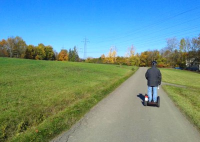 SEGWAY Fahrer auf dem Radweg nach Ohmenhausen