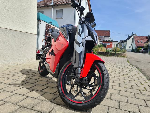 Ultraviolette F77 Superstreet Recon Front rechts Ultraviolette F77 Superstreet Recon Front rechts