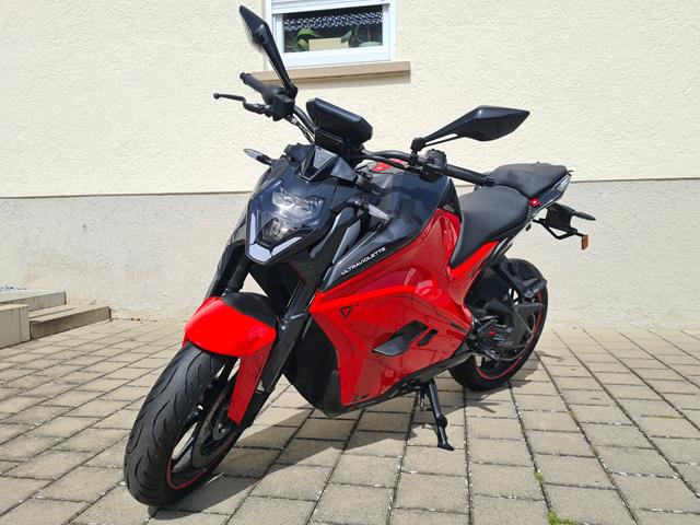 Ultraviolette F77 Superstreet Recon vorne links Ultraviolette F77 Superstreet Recon vorne links